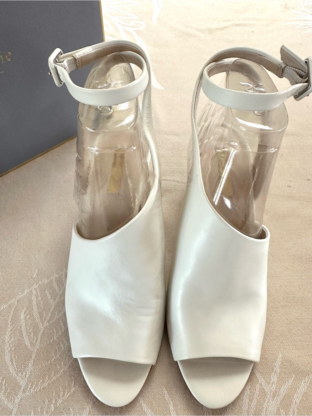 Louise et Cie White Leather Peep Toe Block Heel Sandals Size 9 - Picture 4 of 10